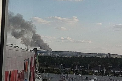Черный дым накрыл частный сектор Волгограда: пожарные выехали на тушение камыша