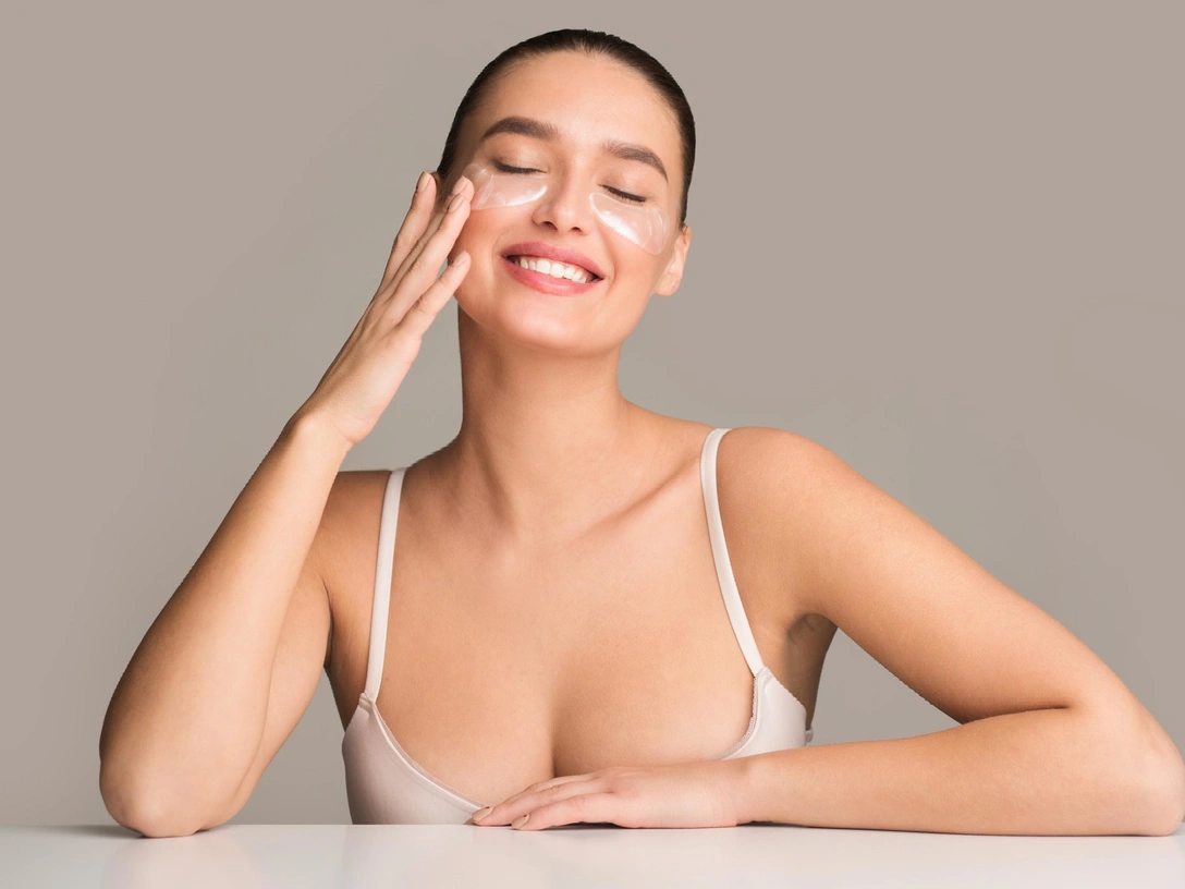 5 средств, которые вредят коже вокруг глаз (но вы наверняка их наносите) | marieclaire.ru