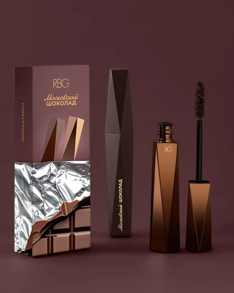Подарочный набор «Московский шоколад» RBGКоричневый дуэт тушей «Московский шоколад» собран для тех, кто любит выразительный, но мягкий взгляд без черной графики. Объемная тушь с шелковой текстурой и тонкой силиконовой щеточкой добавляет ресницам изгиб, плотный объем и делает акцент на внешнем уголке глаза — идеально и на день, и на вечер. Термотушь отвечает за длину и стойкость: она окутывает каждую ресницу, не осыпается, не отпечатывается на веках и выдерживает насыщенный день, сохраняя чистый макияж.