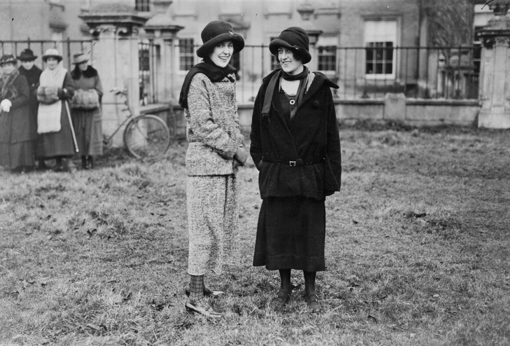 Шляпки-клош снова в моде спустя 100 лет: с чем их сочетать? Шляпки-клош снова в моде спустя 100 лет: с чем их сочетать?