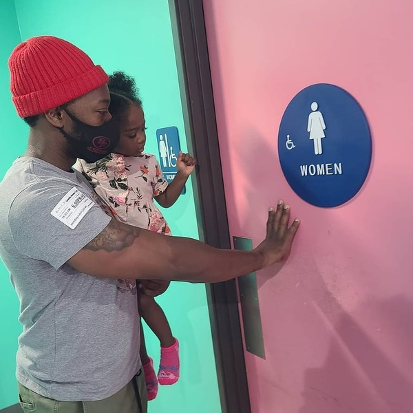 В какой общественный туалет вести ребенка: женский или мужской