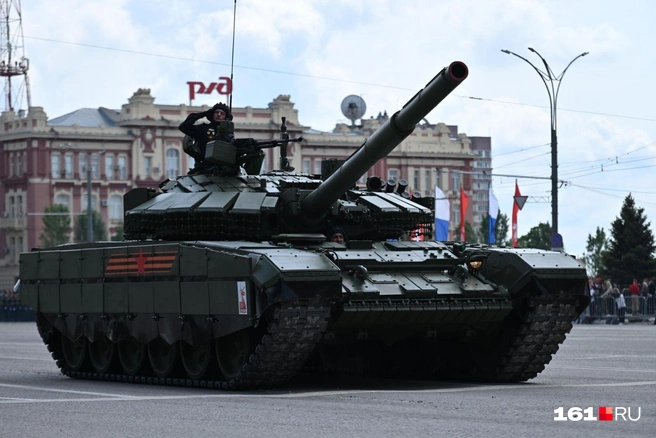 Проехало более 60 единиц боевой и специальной техники, в том числе времен Великой Отечественной войны | Источник: Евгений Вдовин / 161.RU