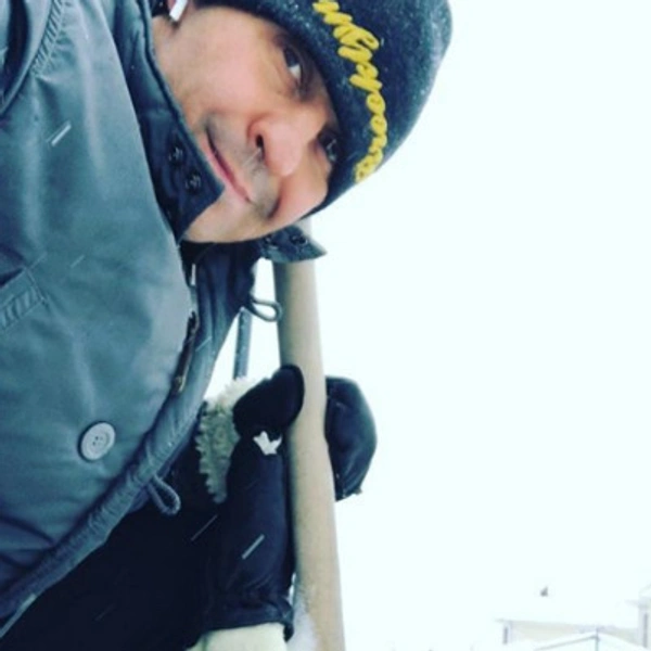 Стасу Костюшкину пришлось взять в руки лопату и расчистить двор от снега | Источник: Инстаграм (запрещенная в России экстремистская организация)