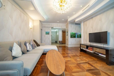 В Екатеринбурге продают квартиру с гигантским аквариумом за 110 млн