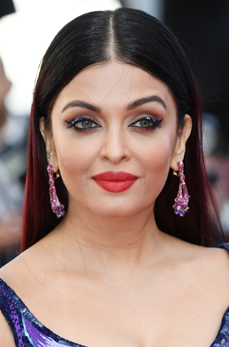 Айшвария Рай Индианка уже много лет является одним из амбассадоров L'Oreal Paris, и за колоритный макияж актрисы отвечают его визажисты (@lorealmakeup). Нам особенно понравилась сияющая подводка, которая не испортила классический вечерний мейк с красной помадой и нейтральными матовыми тенями на подвижном веке. На самом деле это не что иное, как мини-блестки, аккуратно уложенные по линии подводки (подробнее ─ @lorealmakeup). Ярко и оригинально, но этот вариант лучше пробовать девушкам с колоритной внешностью и цветотипом «зима».