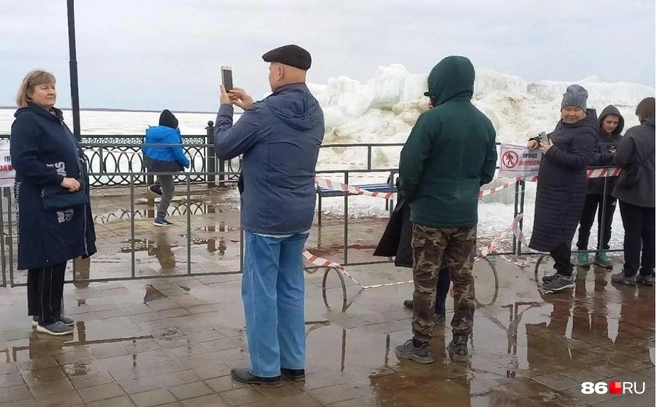Сургутяне фотографировались на фоне ледяных глыб | Источник: Анастасия Шевякова / 86.RU