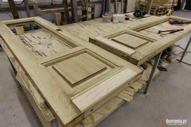 Дверь для дома на Рубинштейна, 23, в мастерской | Источник: Фонд капитального ремонта Санкт-Петербурга