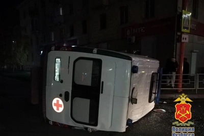 В Белове иномарка перевернула скорую помощь