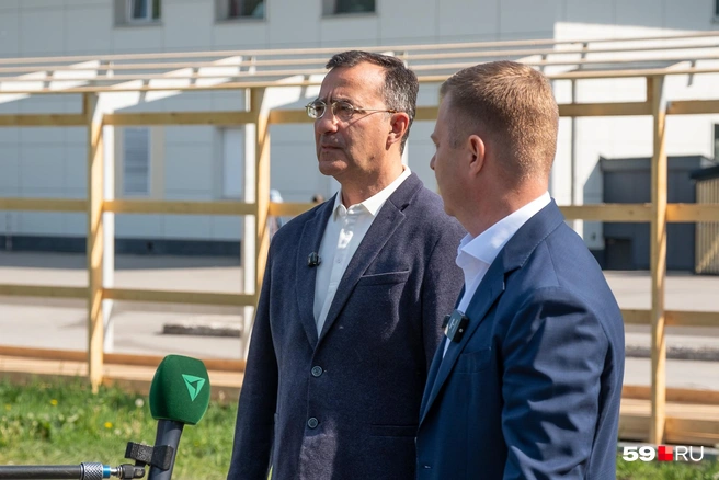 Президент Федерации легкой атлетики Пермского края Дмитрий Берлянд и заместитель генерального директора группы компаний «Фортекс» Дмитрий Тюрин показали журналистам площадку будущей «Территории спорта» | Источник: Василина Любимова / 59.RU