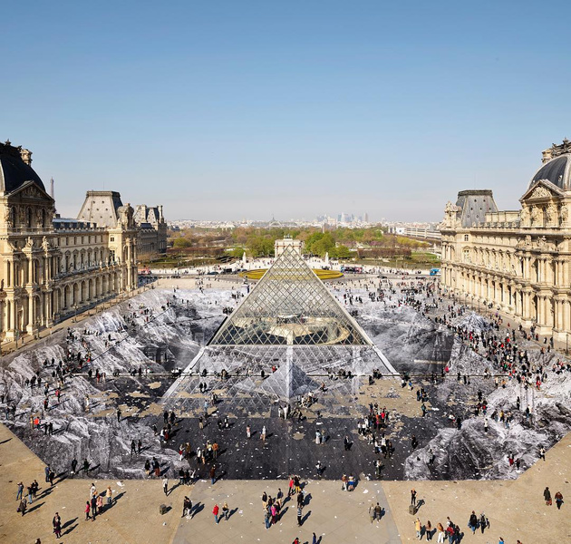 Туристы всего за 6 часов уничтожили оптическую иллюзию вокруг Пирамиды Лувра