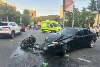 Мотоциклист погиб при столкновении с Mercedes в Сочи