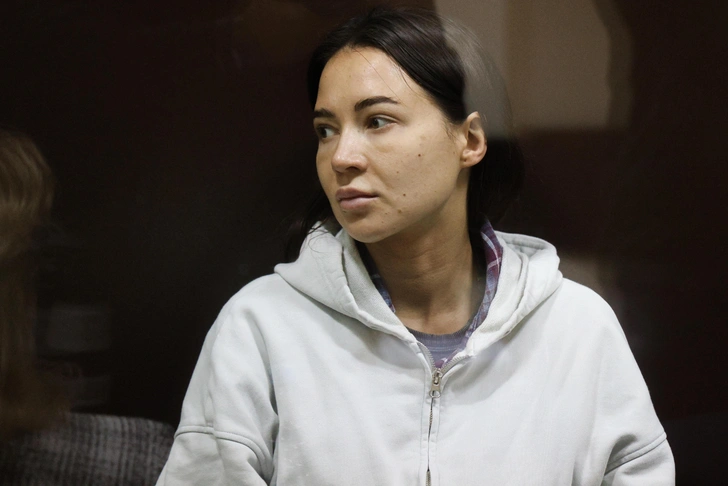 На заседаниях блогер выглядела уставшей и осунувшейся