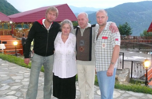 Сергей с родителями Галиной Григорьевной и Юрием Венедиктовичем и братом Дмитрием, который старше на 7 лет
