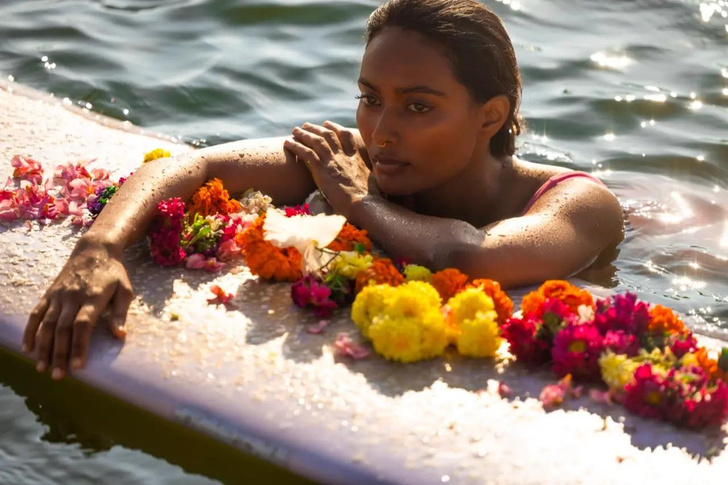 Первая в истории профессиональная серфингистка из Индии стала моделью