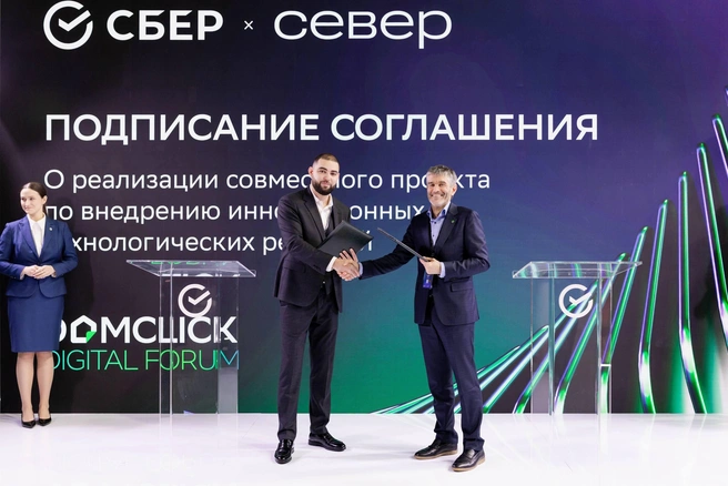 Соглашение подписали на форуме Domclick в Москве председатель Московского банка Сбербанка Герман Барг и коммерческий директор девелоперской компании Север Александр Медведев | Источник: «Север»