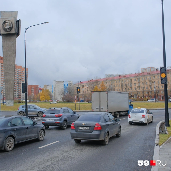 Въезд на площадь Гайдара с Локомотивной теперь тоже будет регулироваться светофором | Источник: Тимофей Калмаков / 59.RU