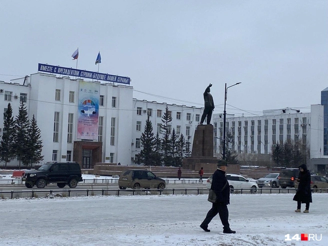 Памятник Ленину теперь будет указывать не на свою одноименную площадь, а на «Площадь Республики» | Источник: Надежда Ефимова / 14.RU