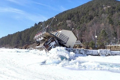 Лед на Байкале снес причал Лимнологического института