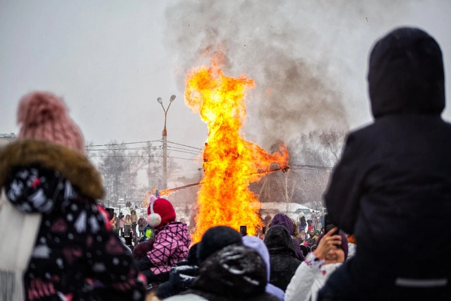 Сжигание чучела также означало обновление природы и начало нового жизненного цикла | Источник: Ксения Филимонова / IRCITY.RU