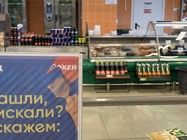 В гипермаркетах уже вовсю идут работы по смене вывесок | Источник: Стас Соколов / NGS.RU