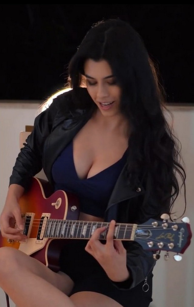 Лариса Ливейр (Larissa Liveir), самая горячая гитаристка планеты: посмотри, как она владеет инструментом
