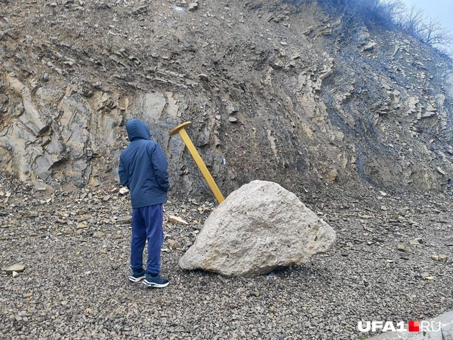 Гвоздь воткнут в камень и знаменует науку. | Источник: Марина Каримова / UFA1.RU