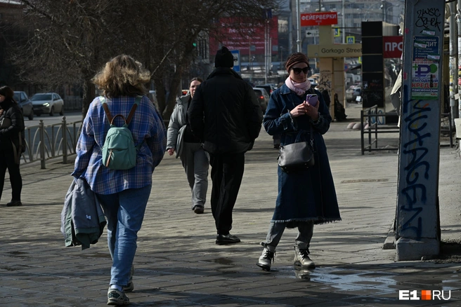 Впрочем, далеко не все решаются снять шапку и куртку | Источник: Анастасия Сибирякова / E1.RU
