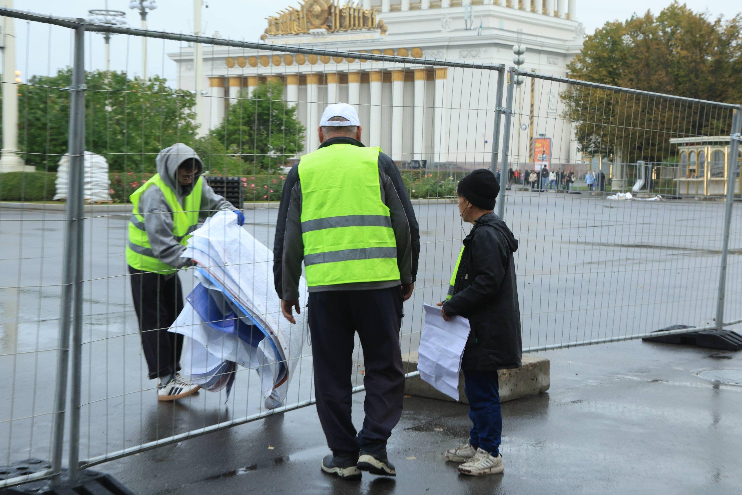 Зима уже близко. В Москве начали устанавливать каток на ВДНХ — когда должны закончить работы