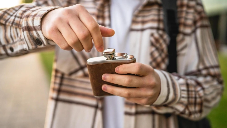 Слышите звук? Это чья-то свистящая фляга. Рассказываем, что значит это выражение | Источник: Miljan Zivkovic/Shutterstock/Fotodom.ru