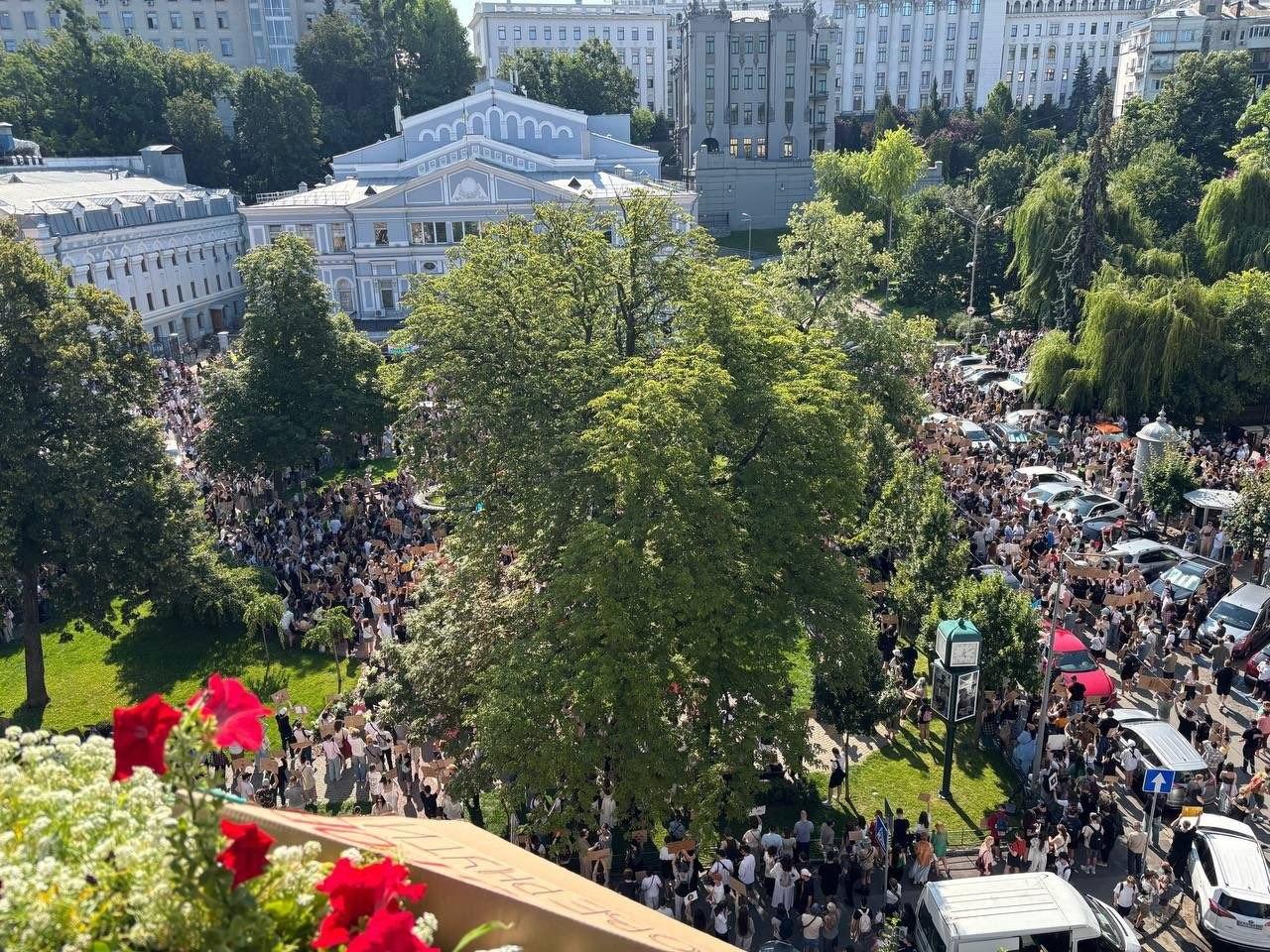 На Украине — массовые протесты из-за смены министра обороны, новый обещает дальнобойные удары по России. Главное об СВО