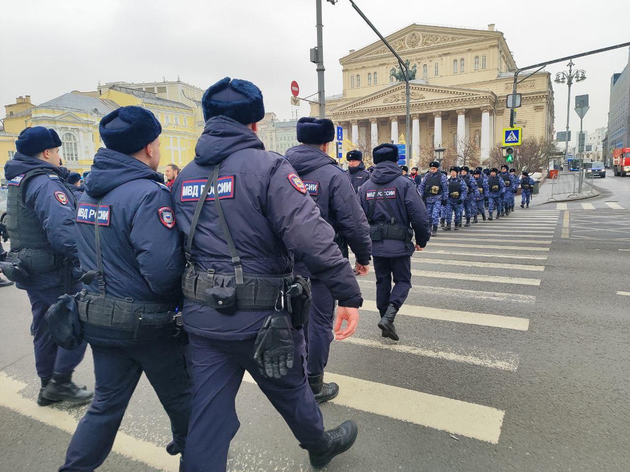 На Красной площади выставили рамки перекрытий перед концертом, посвященным  10-летию присоединения Крыма: фото - 18 марта 2024 - МСК1.ру