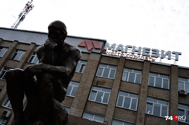 Роденовский мыслитель пригорюнился перед офисным зданием «Магнезита» | Источник: Евгений Зимин