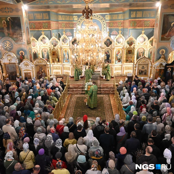 В храмах сегодня толпы | Источник: Ева Михалевская / NGS.RU