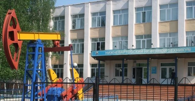 До ремонта фасад здания был бело-оранжевый | Источник: «Нефтяной институт| ЮГУ г. Нижневартовск» / Vk.com