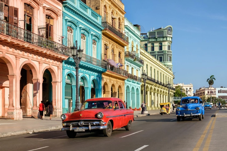 Проспект Пасео-дель-Прадо в Гаване. | Источник: Shutterstock/Fotodom.ru