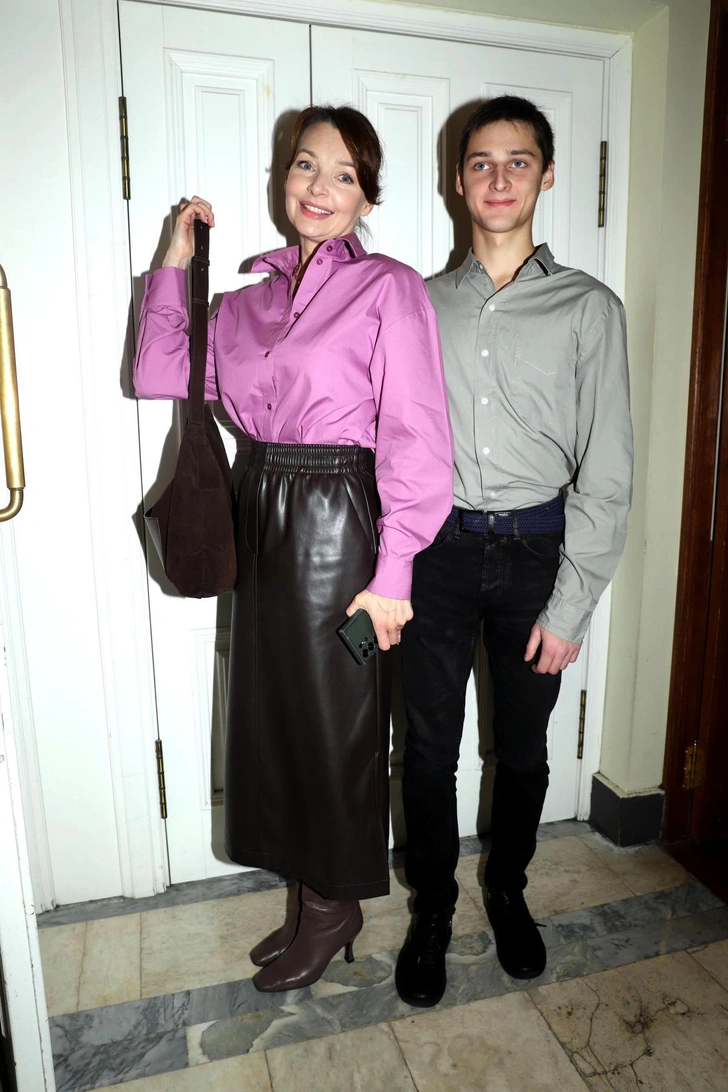 Рози Элис Хантингтон Уайтли порно видео Смотреть Slaves in Harem онлайн