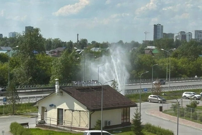 20-метровый фонтан воды в тюменской Зареке