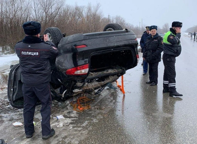 В Саратовской области при опрокидывании автомобиля погибли два человека | ya62.ru