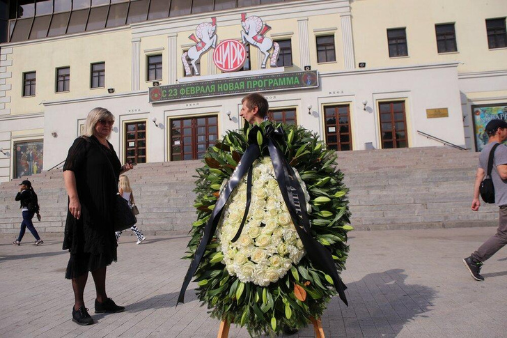 Пугачева прислала венок из белых роз и лилий — простилась с дорогим клоуном Анрюшей