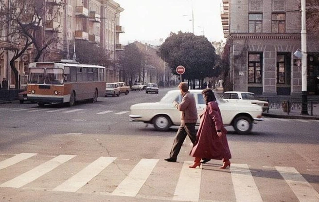 Пересечение Мира и Красной, 1991 год | Источник: pastvu.com