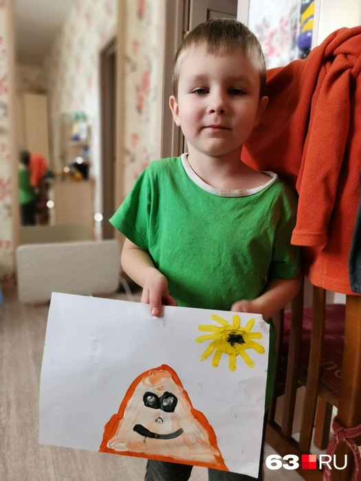 Мама на рисунке могла бы быть солнышком, но оказалась кучей… | Источник: Наталья Артякова