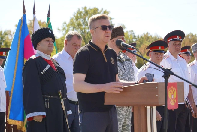 За спиной Леся его сосед по СИЗО — в парадной форме стоит атаман и вице-губернатор Александр Власов | Источник: Сергей Лесь / T.me