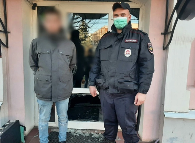 В центре Рязани дебошир разбил дверь бара и пробрался внутрь | ya62.ru