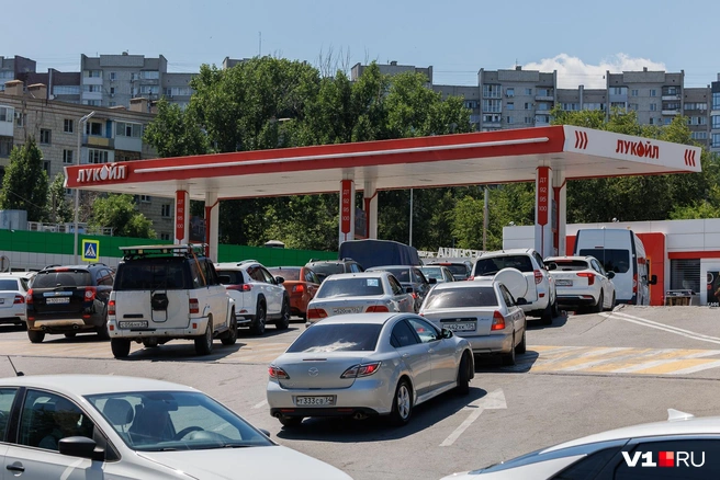 Теперь на заправках «Лукойла» должны продавать по 30 литров в одни руки | Источник: Алексей Волхонский / V1.RU