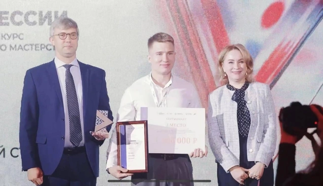 Александр Ти-Шан победил в номинации «Второй старт» и получил один миллион рублей | Источник: Айсен Николаев, Глава Республики Саха (Якутия). Официальный канал. / T.me