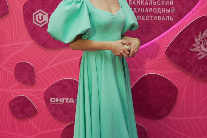 Котова в образе тотал уайт, Медведева — в бирюзовом платье в пол: звезды на закрытии XI Забайкальского кинофестиваля