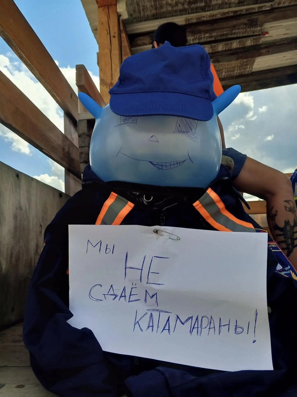 Такую игрушку разместили спасатели с плакатом о том, что не сдают катамараны в аренду | Источник: МКУ «Служба аварийно-спасательных работ» во ВК