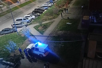 Момент падения тюменца из окна попал на видео