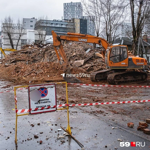 На время сноса территорию оградили сигнальной лентой и поставили дорожные знаки | Источник: Тимофей Калмаков / 59.RU