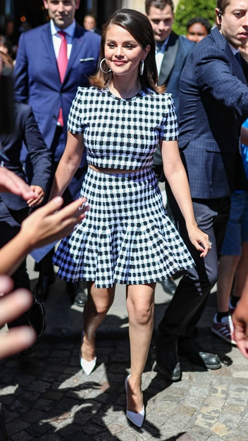 Селена Гомес выбрала очаровательный комплект с юбкой для прогулки в Лондоне | marieclaire.ru